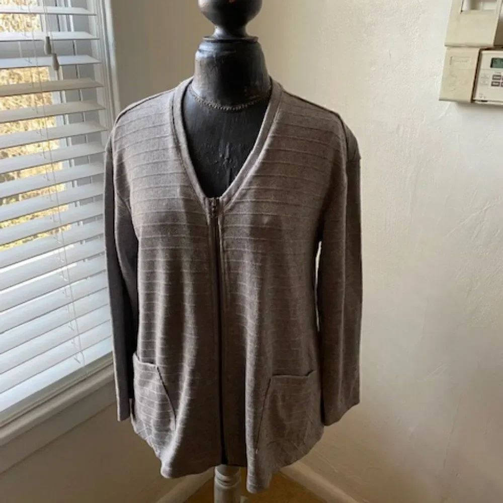 LOGO Lori Goldstein Gray cardigan, size Small